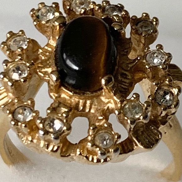 Gold plated vintage tigers eye stone with rhinestone. - Picture 6 of 6